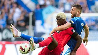 Schalker und Elversberger lieferten sich viele enge Duelle. Schalker und Elversberger lieferten sich viele enge Duelle.