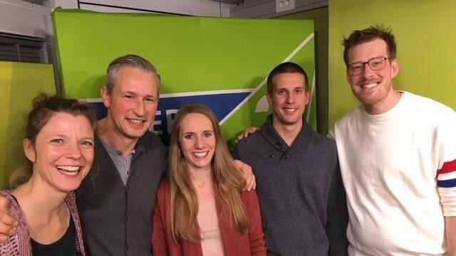 Das Moderatorenteam von Bayern 3 gemeinsam mit den Gewinnern - von links nach rechts: Simone Faust, Philipp Kleininger, Steffi, Florian, Sebastian Winkler.