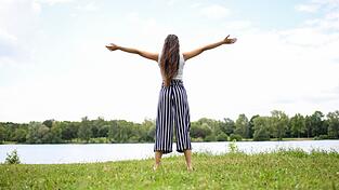 Fastende sollten Stress vermeiden und eine gute Balance aus moderater Bewegung und Entspannung finden.