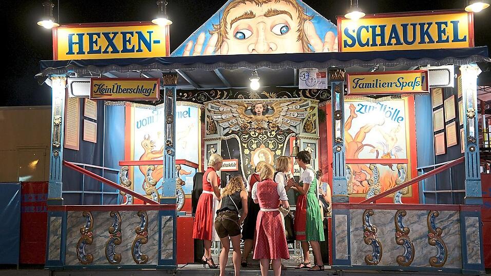 Wo geht´s zur Hölle? Oder wollen Sie lieber in den Himmel hinauffahren? Die Hexenschaukel bietet beides, seit 125 Jahren. Und hat dabei jeden wieder im Paradies, dem Volksfest, abgesetzt. Wo geht´s zur Hölle? Oder wollen Sie lieber in den Himmel hinauffahren? Die Hexenschaukel bietet beides, seit 125 Jahren. Und hat dabei jeden wieder im Paradies, dem Volksfest, abgesetzt.