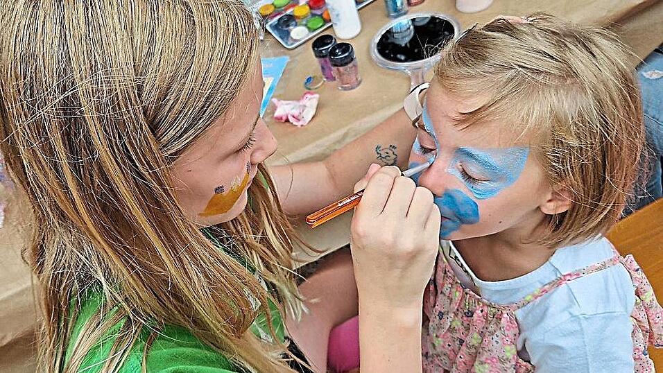 Eine der Stationen war das Kinderschminken, wo sich die Kleinen gegenseitig bemalen durften. Eine der Stationen war das Kinderschminken, wo sich die Kleinen gegenseitig bemalen durften.