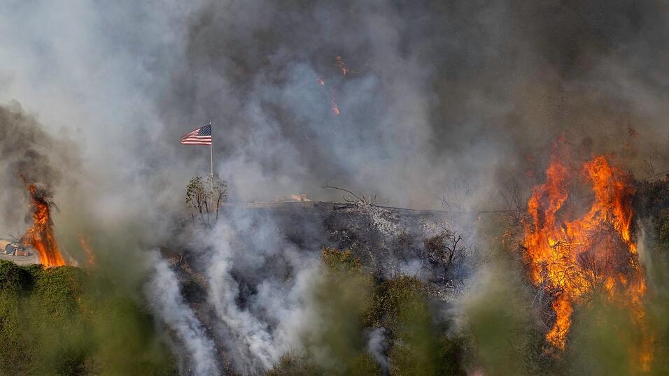 Seit über zehn Tagen kämpft die Feuerwehr gegen die Brände. Seit über zehn Tagen kämpft die Feuerwehr gegen die Brände.