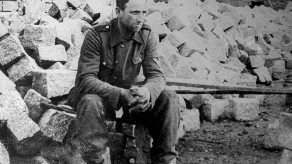 Ob es f&uuml;r ihn ein Tag der Befreiung war? Ein deutscher Soldat am 8. Mai 1945 vor dem zerst&ouml;rten Reichstag.