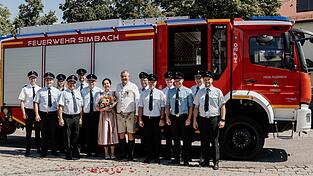 „Rolos“ ganzer Stolz: Gattin Renate und die Kameraden der Simbacher Feuerwehr.
