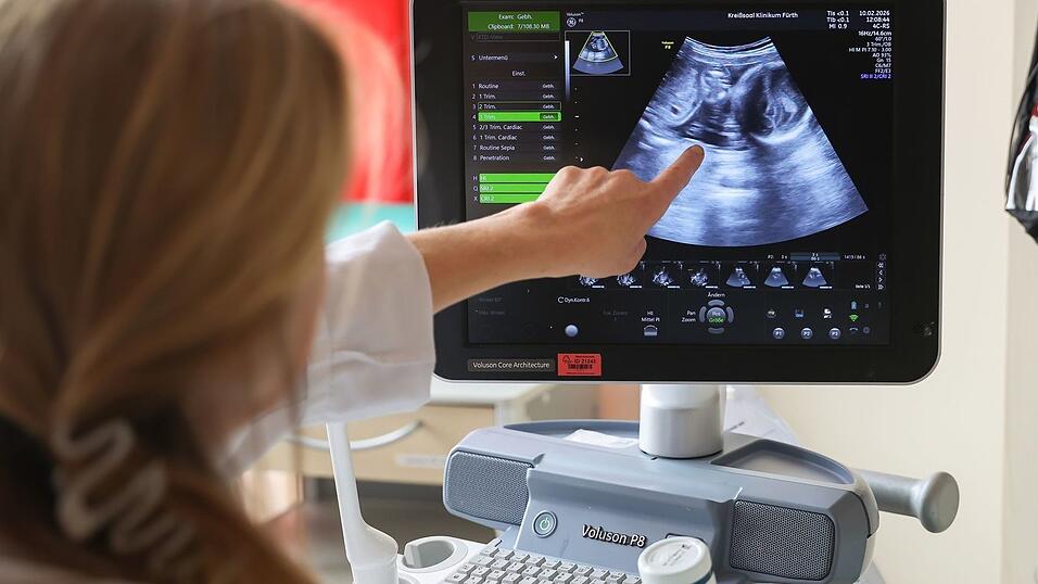 Auf dem Ultraschallbild ist laut der &Auml;rztin zu sehen, dass Jasmin Schmidt wieder Zwillingsm&auml;dchen bekommt.