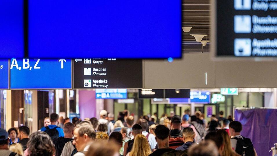 Im Sommer-Hochbetrieb sorgt das neue EU-Grenzverfahren f&uuml;r zus&auml;tzliche Wartezeiten am Flughafen. (Symbolbild)