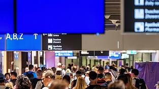 Im Sommer-Hochbetrieb sorgt das neue EU-Grenzverfahren für zusätzliche Wartezeiten am Flughafen. (Symbolbild) Im Sommer-Hochbetrieb sorgt das neue EU-Grenzverfahren für zusätzliche Wartezeiten am Flughafen. (Symbolbild)