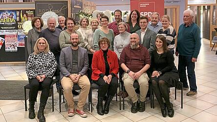 Fast die komplette Liste des SPD-Ortsvereins Roding mit seinem Bürgermeisterkandidaten Karsten Straßburger (vorne sitzend, Zweiter von rechts) und Steve Brachwitz, (vorne sitzend, Zweiter von links), dem Ortsvorsitzenden und Landratskandidaten. Fast die komplette Liste des SPD-Ortsvereins Roding mit seinem Bürgermeisterkandidaten Karsten Straßburger (vorne sitzend, Zweiter von rechts) und Steve Brachwitz, (vorne sitzend, Zweiter von links), dem Ortsvorsitzenden und Landratskandidaten.