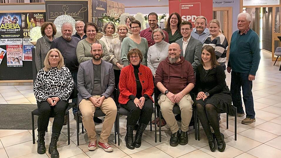 Fast die komplette Liste des SPD-Ortsvereins Roding mit seinem Bürgermeisterkandidaten Karsten Straßburger (vorne sitzend, Zweiter von rechts) und Steve Brachwitz, (vorne sitzend, Zweiter von links), dem Ortsvorsitzenden und Landratskandidaten.