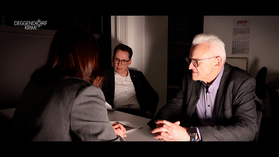 Die Kommissare Moser und M&ouml;senbichler bei der Zeugenbefragung von Groupie &bdquo;Tina&ldquo;.