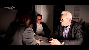 Die Kommissare Moser und M&ouml;senbichler bei der Zeugenbefragung von Groupie &bdquo;Tina&ldquo;.