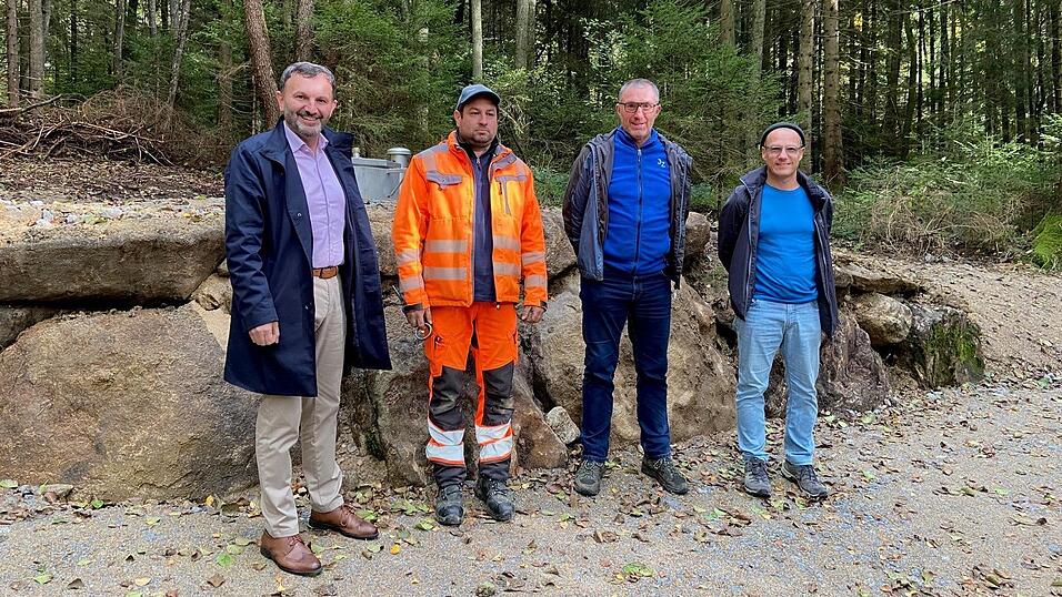 Präsentieren den neuen Sammelschacht am Kaitersberg (v.l.): Bürgermeister Markus Hofmann, Florian Schedlbauer (Wassermeister der Stadt Bad Kötzting), Richard Sixt (Oberbauleiter und Prokurist der Fa. Zankl aus Viechtach) und Bauamtsleiter Christian Kopf. Präsentieren den neuen Sammelschacht am Kaitersberg (v.l.): Bürgermeister Markus Hofmann, Florian Schedlbauer (Wassermeister der Stadt Bad Kötzting), Richard Sixt (Oberbauleiter und Prokurist der Fa. Zankl aus Viechtach) und Bauamtsleiter Christian Kopf.