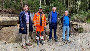 Präsentieren den neuen Sammelschacht am Kaitersberg (v.l.): Bürgermeister Markus Hofmann, Florian Schedlbauer (Wassermeister der Stadt Bad Kötzting), Richard Sixt (Oberbauleiter und Prokurist der Fa. Zankl aus Viechtach) und Bauamtsleiter Christian Kopf. Präsentieren den neuen Sammelschacht am Kaitersberg (v.l.): Bürgermeister Markus Hofmann, Florian Schedlbauer (Wassermeister der Stadt Bad Kötzting), Richard Sixt (Oberbauleiter und Prokurist der Fa. Zankl aus Viechtach) und Bauamtsleiter Christian Kopf.