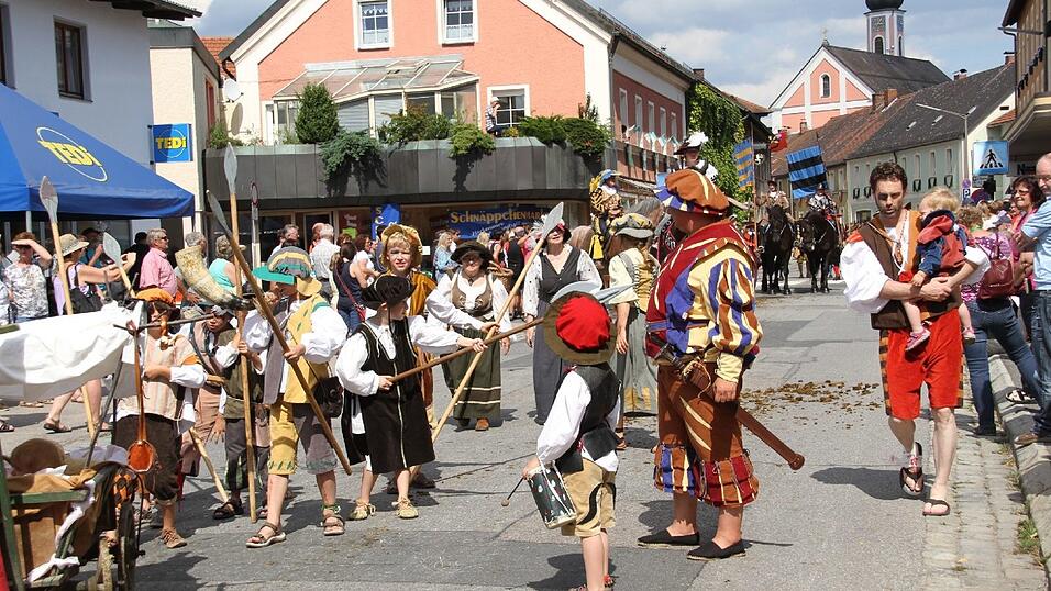 Die schönsten Augenblicke des historischen Drachenstich-Festzuges 2016. Die schönsten Augenblicke des historischen Drachenstich-Festzuges 2016.
