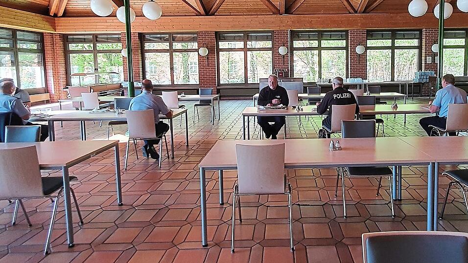 Versetzte Essenszeiten und Sitzpl&auml;tze mit Mindestabstand von 1,5 bis zwei Metern im Speisesaal sorgen f&uuml;r die n&ouml;tige Distanz der Mitarbeiter in der Bundespolizeiabteilung Deggendorf.