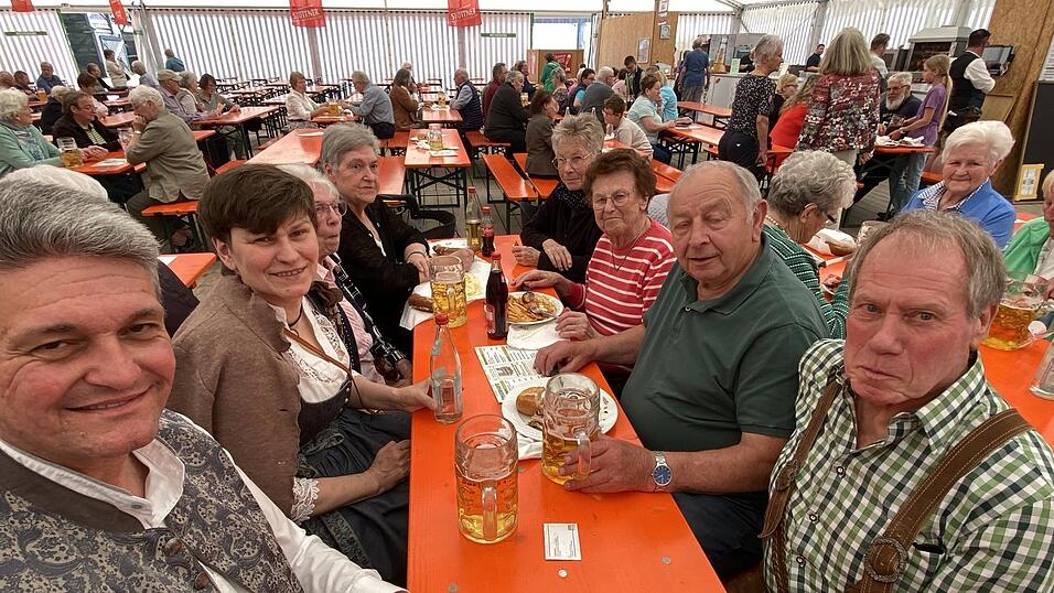 Beim Seniorennachmittag wanderten Bürgermeister Peter Forstner und seine Frau von Tisch zu Tisch. Beim Seniorennachmittag wanderten Bürgermeister Peter Forstner und seine Frau von Tisch zu Tisch.
