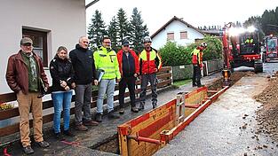 Den Baubeginn besichtigten (v.l.) Christian Simeth vom Ing. Büro Altmann, Geschäftsstellenleiterin Tanja Altmann, Bürgermeister Xaver Gmach, Bauleiter des Ing. Büro Raphael Gläser, Seniorchef der Firma Aschenbrenner Franz Aschenbrenner und Kapo Michael Schmidberger.