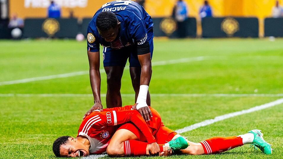 Jamal Musiala am Boden: Bei der Club-WM verletzte er sich schwer im Spiel gegen Paris Sant-Germain. (Archivbild)