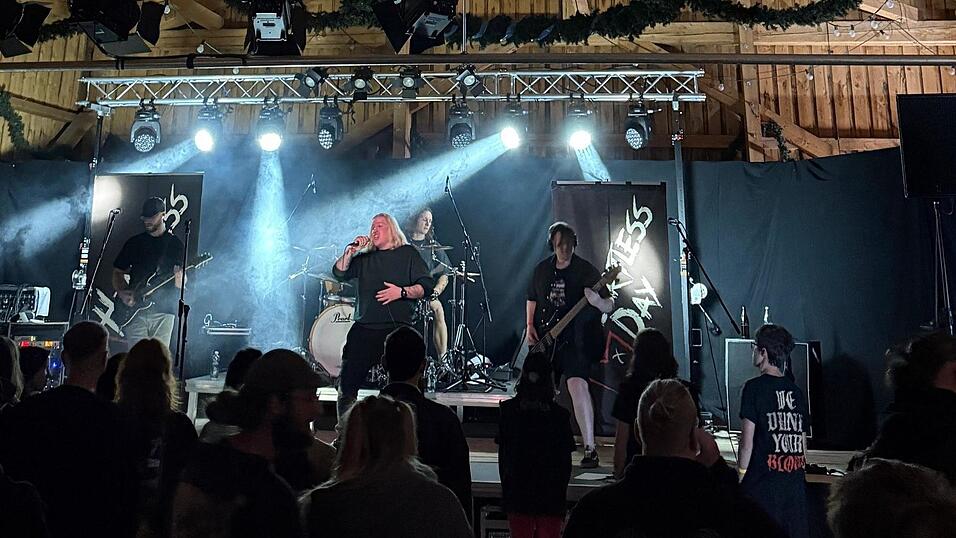 Heartless Day bei einem ihrer letzten Auftritte. Die Band, die in Furth im Wald ihre Wurzeln hat, ist im Begriff, sich aufzulösen. Heartless Day bei einem ihrer letzten Auftritte. Die Band, die in Furth im Wald ihre Wurzeln hat, ist im Begriff, sich aufzulösen.