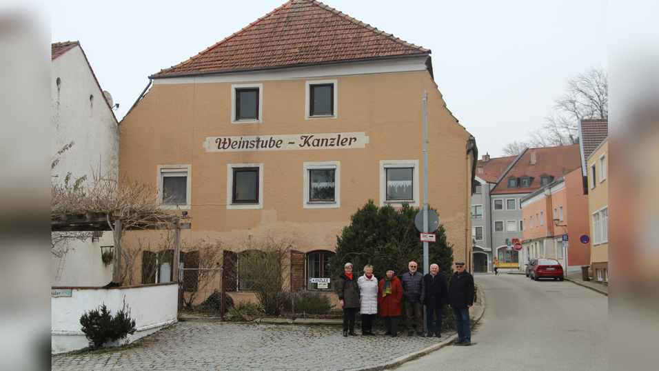 Ingrid Tschöp (v.l.), Irma Neißendorfer, Hannelore Kanzler, Georg Haas, Nik Söltl und Franz Streifeneder trafen sich beim Kanzler, um in Erinnerungen zu schwelgen. Ingrid Tschöp (v.l.), Irma Neißendorfer, Hannelore Kanzler, Georg Haas, Nik Söltl und Franz Streifeneder trafen sich beim Kanzler, um in Erinnerungen zu schwelgen.