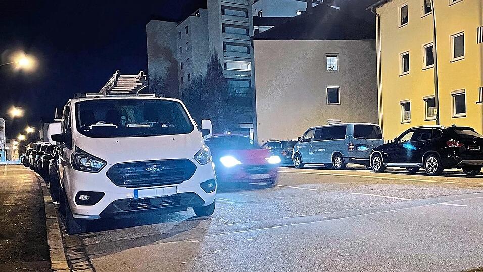 Pl&ouml;tzlich hinter den geparkten Autos auftauchender Verkehr sorgt beim Ausfahren von Grundst&uuml;cken oft f&uuml;r gef&auml;hrliche Situationen. Ein Verkehrsspiegel k&ouml;nnte Abhilfe schaffen, doch das Stra&szlig;enverkehrsamt stehe der Anbringung 'immer kritisch gegen&uuml;ber'.