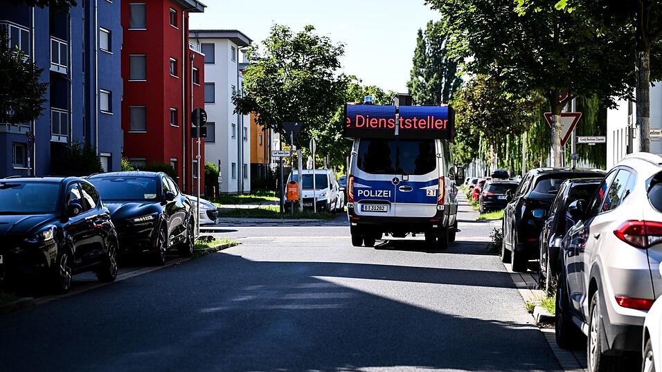 Ein Lautsprecherwagen fährt durch ein Wohngebiet in Adlershof im Bezirk Treptow-Köpenick. Ein Lautsprecherwagen fährt durch ein Wohngebiet in Adlershof im Bezirk Treptow-Köpenick.