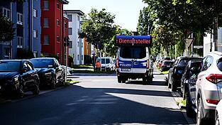 Ein Lautsprecherwagen fährt durch ein Wohngebiet in Adlershof im Bezirk Treptow-Köpenick.