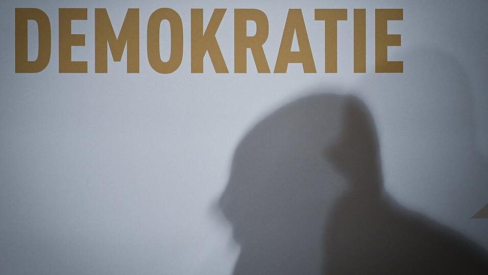 Die große Mehrheit der Bundesbürger sieht sich laut der neuen 'Mitte-Studie' der Universität Bielefeld und der Friedrich-Ebert-Stiftung als überzeugte Demokraten. Doch einige haben auch ganz andere Ansichten. Die große Mehrheit der Bundesbürger sieht sich laut der neuen 'Mitte-Studie' der Universität Bielefeld und der Friedrich-Ebert-Stiftung als überzeugte Demokraten. Doch einige haben auch ganz andere Ansichten.