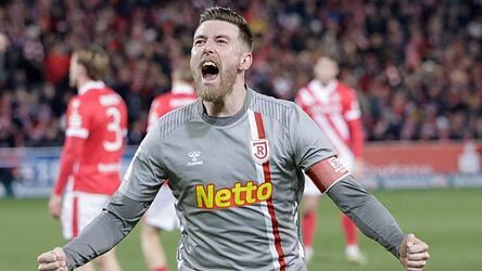 So wollen die Jahn-Fans Kapit&auml;n Christian K&uuml;hlwetter an diesem Samstag sehen: jubelnd wie nach seinem Doppelpack beim 2:2 in Cottbus kurz vor Weihnachten. Mit Duisburg, punktgleich mit Cottbus, wartet ein &auml;hnliches Kaliber auf die Regensburger, die aus dem Hinspiel noch eine Rechnung mit dem MSV offen haben: Beim 0:4 am 2. Spieltag flog K&uuml;hlwetter nach gut zehn Spielminuten mit Rot vom Platz.