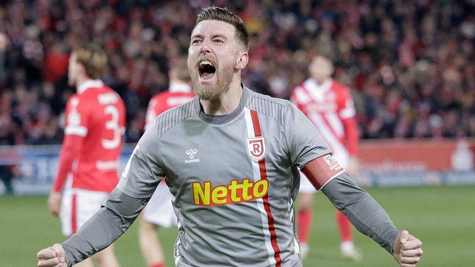So wollen die Jahn-Fans Kapitän Christian Kühlwetter an diesem Samstag sehen: jubelnd wie nach seinem Doppelpack beim 2:2 in Cottbus kurz vor Weihnachten. Mit Duisburg, punktgleich mit Cottbus, wartet ein ähnliches Kaliber auf die Regensburger, die aus dem Hinspiel noch eine Rechnung mit dem MSV offen haben: Beim 0:4 am 2. Spieltag flog Kühlwetter nach gut zehn Spielminuten mit Rot vom Platz. So wollen die Jahn-Fans Kapitän Christian Kühlwetter an diesem Samstag sehen: jubelnd wie nach seinem Doppelpack beim 2:2 in Cottbus kurz vor Weihnachten. Mit Duisburg, punktgleich mit Cottbus, wartet ein ähnliches Kaliber auf die Regensburger, die aus dem Hinspiel noch eine Rechnung mit dem MSV offen haben: Beim 0:4 am 2. Spieltag flog Kühlwetter nach gut zehn Spielminuten mit Rot vom Platz.