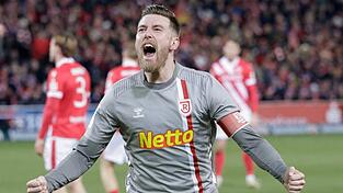 So wollen die Jahn-Fans Kapitän Christian Kühlwetter an diesem Samstag sehen: jubelnd wie nach seinem Doppelpack beim 2:2 in Cottbus kurz vor Weihnachten. Mit Duisburg, punktgleich mit Cottbus, wartet ein ähnliches Kaliber auf die Regensburger, die aus dem Hinspiel noch eine Rechnung mit dem MSV offen haben: Beim 0:4 am 2. Spieltag flog Kühlwetter nach gut zehn Spielminuten mit Rot vom Platz. So wollen die Jahn-Fans Kapitän Christian Kühlwetter an diesem Samstag sehen: jubelnd wie nach seinem Doppelpack beim 2:2 in Cottbus kurz vor Weihnachten. Mit Duisburg, punktgleich mit Cottbus, wartet ein ähnliches Kaliber auf die Regensburger, die aus dem Hinspiel noch eine Rechnung mit dem MSV offen haben: Beim 0:4 am 2. Spieltag flog Kühlwetter nach gut zehn Spielminuten mit Rot vom Platz.