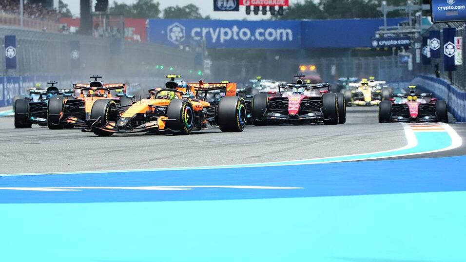Lando Norris im McLaren l&auml;sst die Konkurrenz hinter sich.