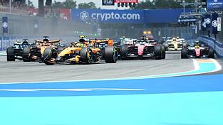 Lando Norris im McLaren l&auml;sst die Konkurrenz hinter sich.