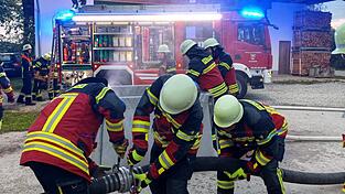 Eine lange Schlauchstrecke musste bis zum Brandherd an den Waldrand gelegt werden. Eine lange Schlauchstrecke musste bis zum Brandherd an den Waldrand gelegt werden.