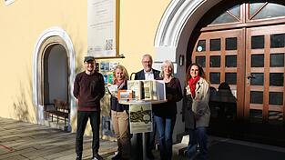 Tobias Mühlbauer (Tourist-Info), Manuela Lang (WanderKultur), Bürgermeister Hans Greil, Archivpflegerin Eva Bauernfeind und Tourismuschefin Monika Häuslmeier Tobias Mühlbauer (Tourist-Info), Manuela Lang (WanderKultur), Bürgermeister Hans Greil, Archivpflegerin Eva Bauernfeind und Tourismuschefin Monika Häuslmeier