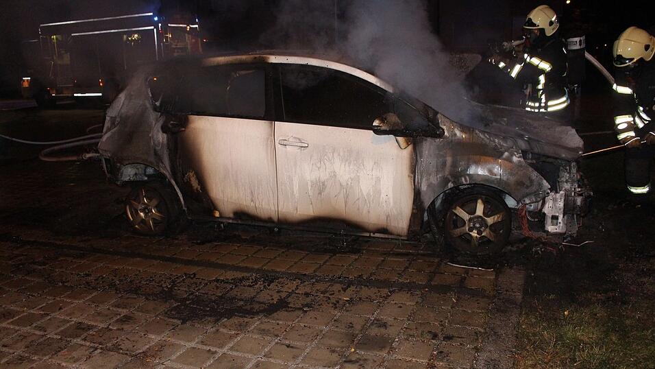 Die Feuerwehr bekämpfte den nächtlichen Fahrzeugbrand mit Löschschaum und verhinderte so ein Übergreifen der Flammen auf die Umgebung. Die Feuerwehr bekämpfte den nächtlichen Fahrzeugbrand mit Löschschaum und verhinderte so ein Übergreifen der Flammen auf die Umgebung.