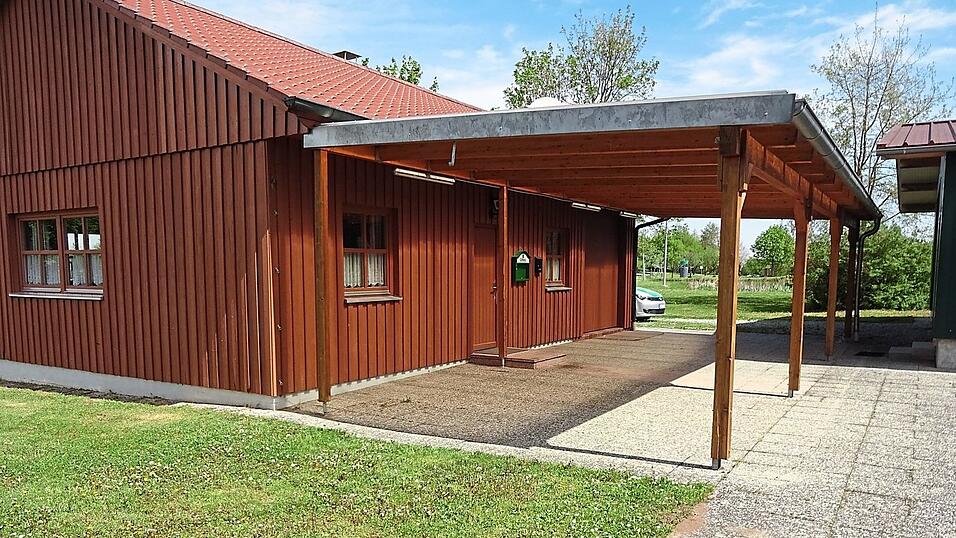 Die Stockh&uuml;tte beherbergt alle Ger&auml;tschaften, die f&uuml;r den Schie&szlig;betrieb gebraucht werden.