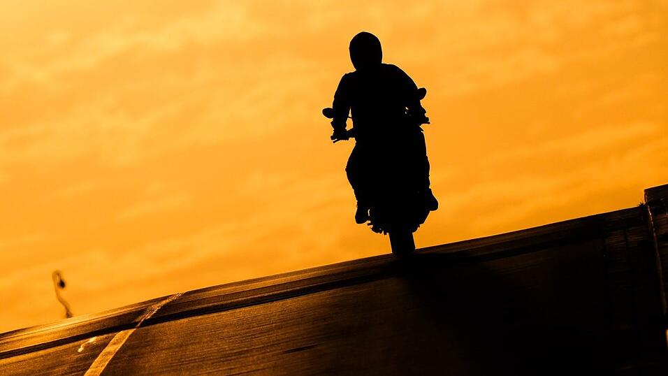 Ein verurteilter M&ouml;rder ist bei einem begleiteten Freigang mit einem Motorrad geflohen. (Symbolbild)