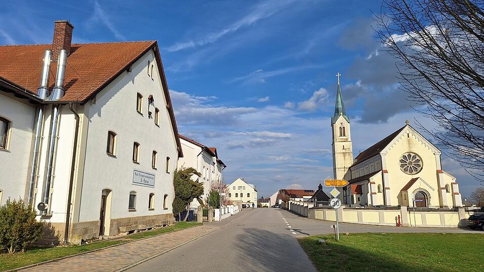 Hier soll ganz konkret was gemacht werden: der Kirchplatz mit der Pfarrkirche, dem Pfarrhaus und dem Evangelisationszentrum. Links dahinter liegen die Schule, der Kindergarten und der Sportplatz. Hier soll ganz konkret was gemacht werden: der Kirchplatz mit der Pfarrkirche, dem Pfarrhaus und dem Evangelisationszentrum. Links dahinter liegen die Schule, der Kindergarten und der Sportplatz.