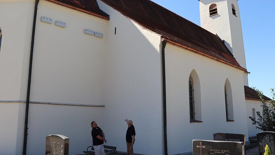 Die Fassade erstrahlt im neuen Glanz. Unter dem Dach wurden Nisthilfen für Sperlinge angebracht. Die Fassade erstrahlt im neuen Glanz. Unter dem Dach wurden Nisthilfen für Sperlinge angebracht.