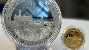 Am 2. Februar startet das Hauptmünzamt den Verkauf einer Neuauflage des Bayern Thalers mit anderem Neuschwanstein-Motiv. Am 2. Februar startet das Hauptmünzamt den Verkauf einer Neuauflage des Bayern Thalers mit anderem Neuschwanstein-Motiv.