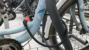 Je dicker das Stahlseil ist, mit dem man das Rad samt Rahmen an einem fest montierten Gegenstand ankettet, desto schwerer macht man es Dieben, das Fahrrad zu stehlen. Je dicker das Stahlseil ist, mit dem man das Rad samt Rahmen an einem fest montierten Gegenstand ankettet, desto schwerer macht man es Dieben, das Fahrrad zu stehlen.
