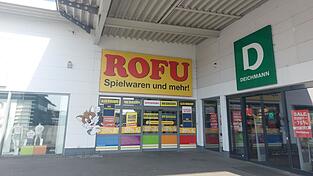 Anders als die Plakate mit dem Aufdruck „Wir schließen“ vermuten lassen, bleibt Rofu in Cham. Nach einem Umbau wird das Geschäft etwa Ende Oktober neu eröffnet. Anders als die Plakate mit dem Aufdruck „Wir schließen“ vermuten lassen, bleibt Rofu in Cham. Nach einem Umbau wird das Geschäft etwa Ende Oktober neu eröffnet.