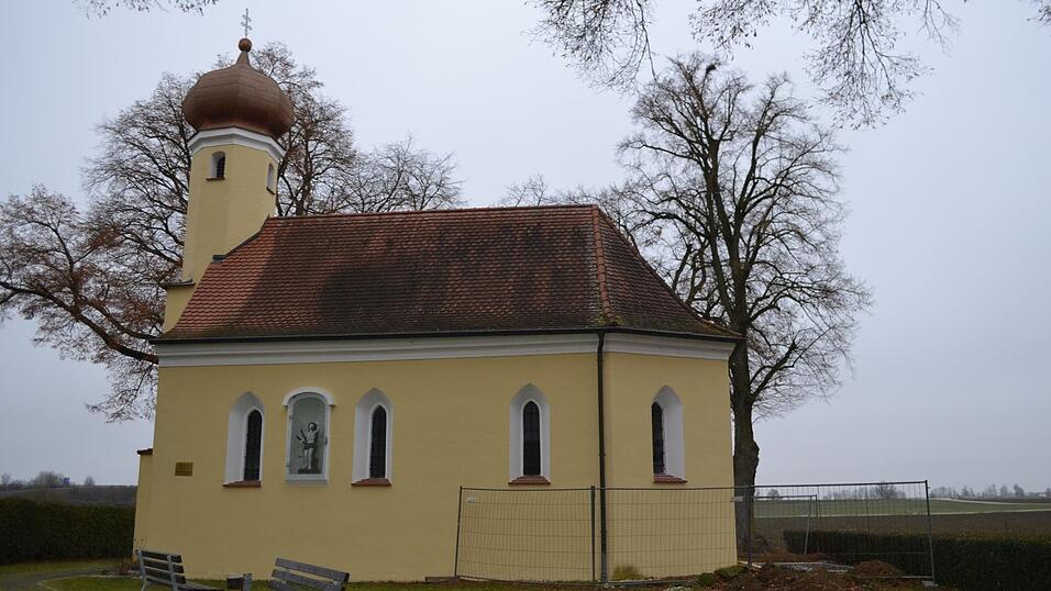 Dach und Turm erfordern grundlegende Arbeiten, Aussenfasade und Dachrinnen müssen ausgebessert werden.