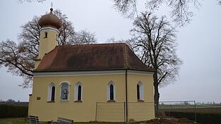 Dach und Turm erfordern grundlegende Arbeiten, Aussenfasade und Dachrinnen müssen ausgebessert werden. Dach und Turm erfordern grundlegende Arbeiten, Aussenfasade und Dachrinnen müssen ausgebessert werden.