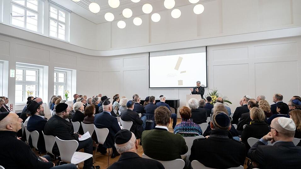 Die erste Veranstaltung im neuen jüdischen Kulturzentrum in Bayreuth war ein Festakt zur Eröffnung. Die erste Veranstaltung im neuen jüdischen Kulturzentrum in Bayreuth war ein Festakt zur Eröffnung.