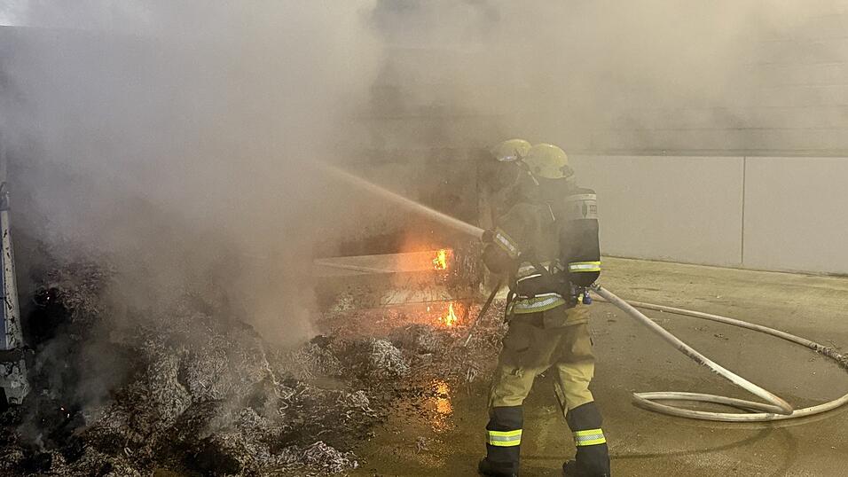 Die Einsatzkräfte der Feuerwehr konnten den Brand schließlich löschen. Die Einsatzkräfte der Feuerwehr konnten den Brand schließlich löschen.