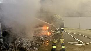 Die Einsatzkräfte der Feuerwehr konnten den Brand schließlich löschen. Die Einsatzkräfte der Feuerwehr konnten den Brand schließlich löschen.