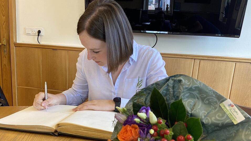'Vielen herzlichen Dank f&uuml;r die Unterst&uuml;tzung' schrieb die Niederh&ouml;ckingerin ins Goldene Buch der Stadt.