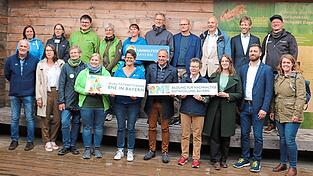 Vertreter von Umweltorganisationen und Minister Thorsten Glauber stellen die Dachmarke vor.